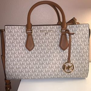 MICHAEL KORS MEDIUM SIZED SATCHEL